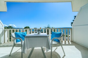 Habitación Deluxe con 1 cama doble o 2 individuales, terraza, vistas al mar | Minibar, caja fuerte, escritorio y cortinas opacas