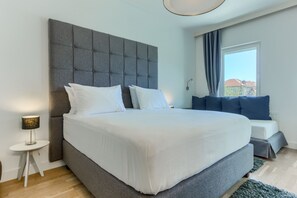 Familierom, terrasse | Minibar, safe på rommet, skrivebord og blendingsgardiner