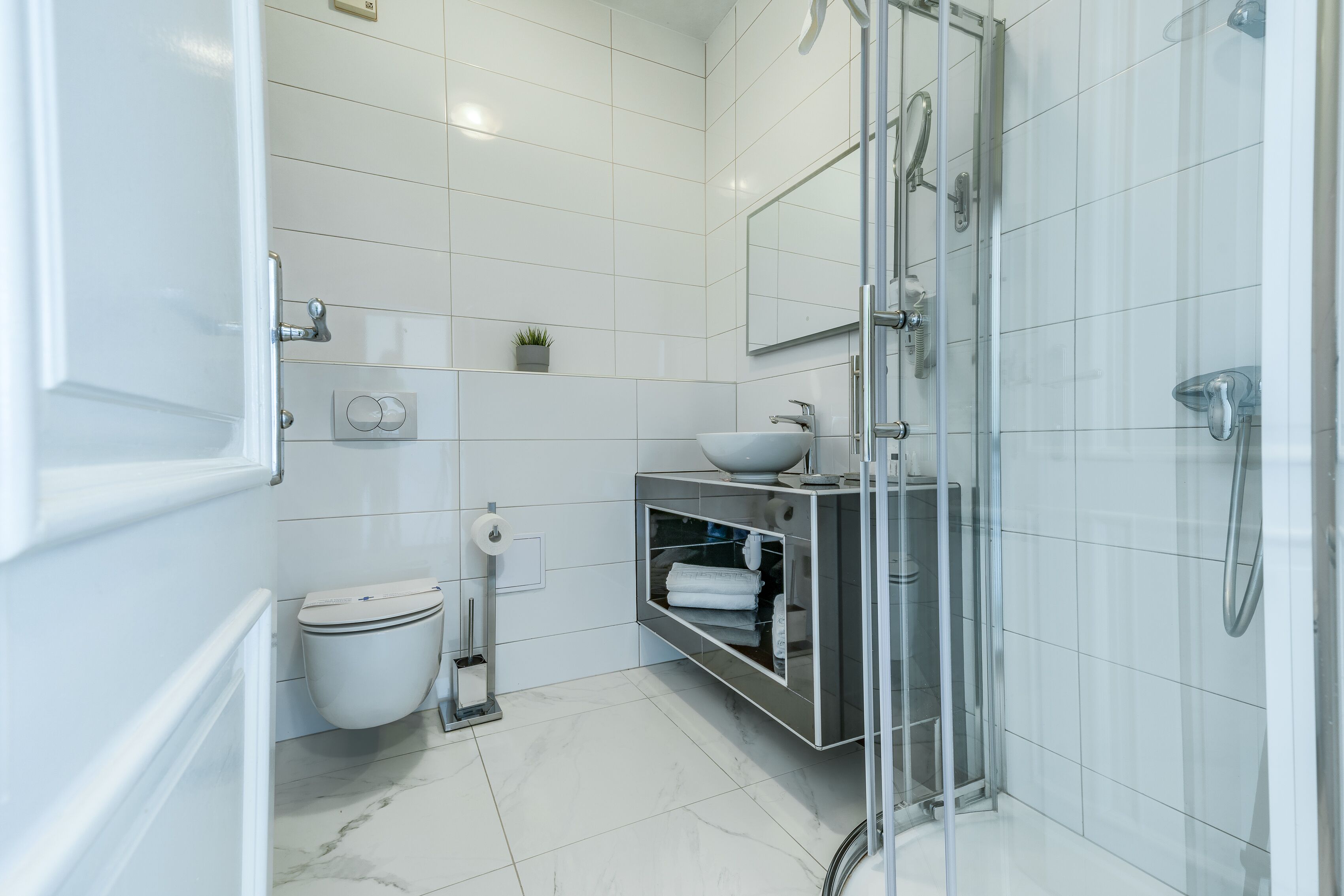 deluxe double or twin room, terrace, sea view | minibar, in-room safe, desk, blackout curtains