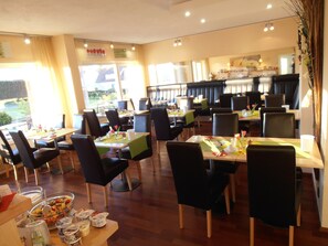 Colazione a buffet, servita tutte le mattine (10 EUR a persona) 