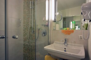 Shower, hydromassage showerhead, free toiletries, hair dryer