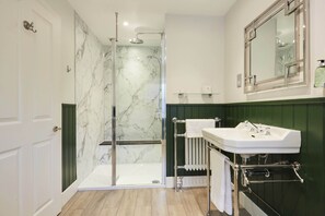 Quarto casal ou duplo luxo, no piso térreo (Orchid Room) | Banheiro | Chuveiro, produtos de toalete grátis, secador de cabelo