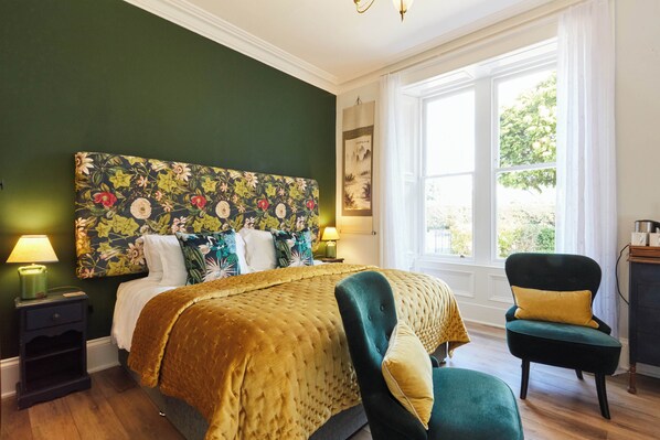 Kahden hengen deluxe-huone (yksi tai kaksi sänkyä), pohjakerroksessa (Orchid Room) | Silitysrauta/-lauta, ilmainen Wi-Fi, vuodevaatteet