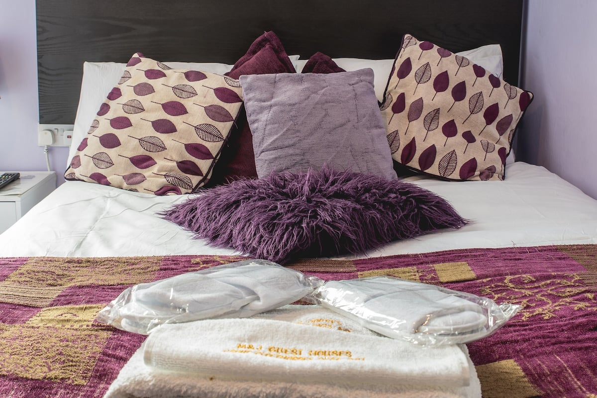 Standard Double Room, Ensuite | Iron/ironing board, free WiFi, bed sheets