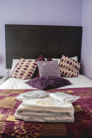 Standard Double Room, Ensuite | Iron/ironing board, free WiFi, bed sheets - MJ Guest House (Cleethorpes)