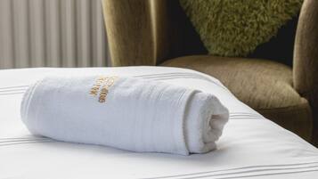 Standard Twin Room, Shared Bathroom | Iron/ironing board, free WiFi, bed sheets