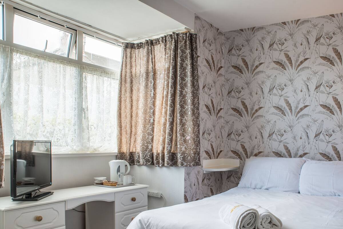 Standard Double Room, Shared Bathroom | Iron/ironing board, free WiFi, bed sheets