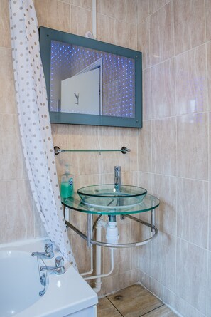 Een douche, gratis toiletartikelen, een haardroger, handdoeken