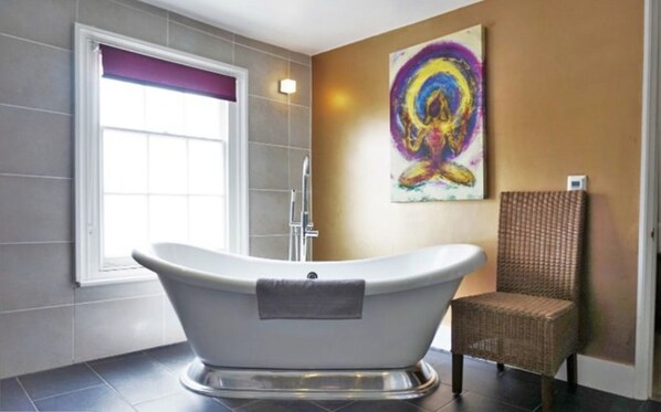 Quarto casal executivo, 1 cama King | Banheiro | Produtos de toalete grátis, secador de cabelo, toalhas de banho