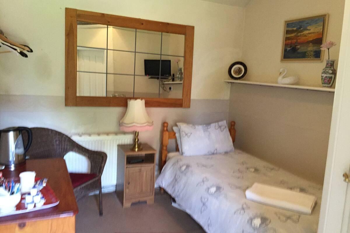 Single Room, Ensuite | In-room safe, blackout drapes, WiFi (free), individually decorated
