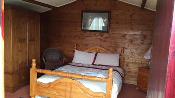 Peti besi dalam bilik, dihias secara berasingan