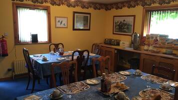 Sarapan pesanan masak setiap hari (GBP 6 seorang)