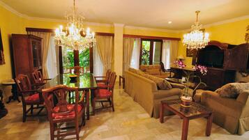 Suite Présidentielle (President Suite) | Coin séjour | Télévision LED