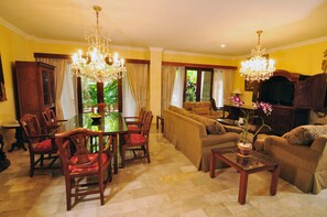 Suite Présidentielle (President Suite) | Coin séjour | Télévision LED