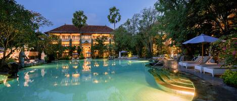 2 utendørsbassenger og solsenger