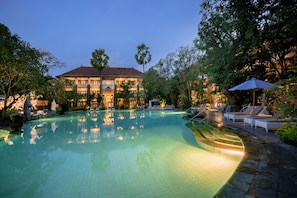 2 outdoor pools, sun loungers - Hotel Kumala Pantai (Legian)