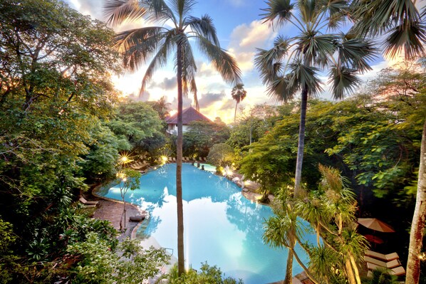 2 outdoor pools, sun loungers