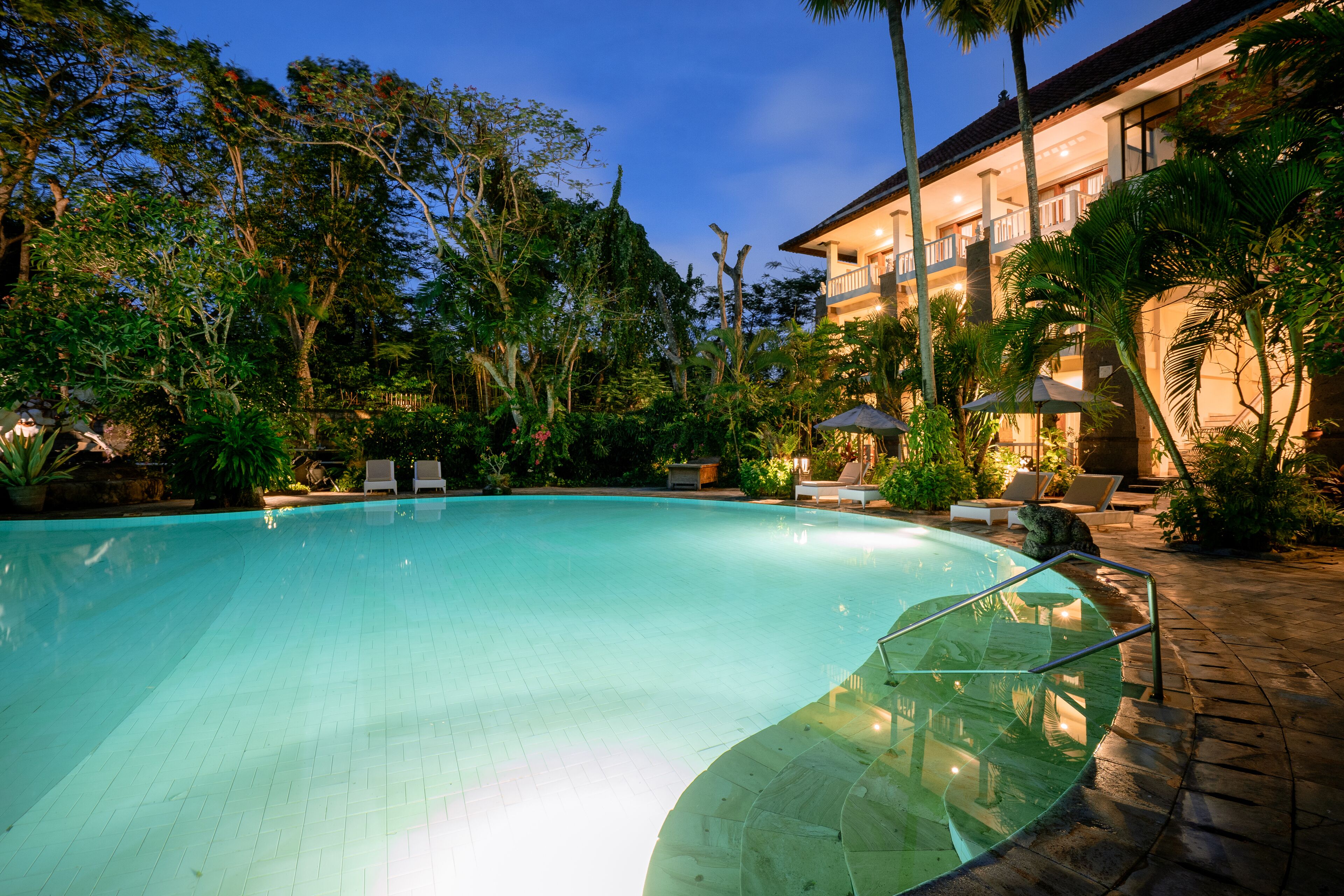 2 piscines extérieures, chaises longues