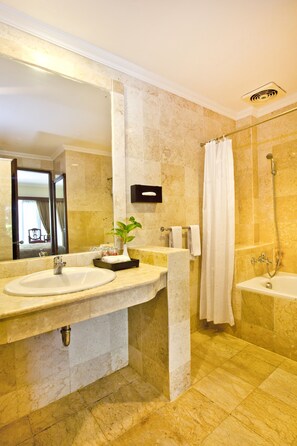 Presidential Suite (President Suite) | Bilik Mandi | Tab mandi dan pancuran berasingan, kelengkapan dandanan diri percuma 