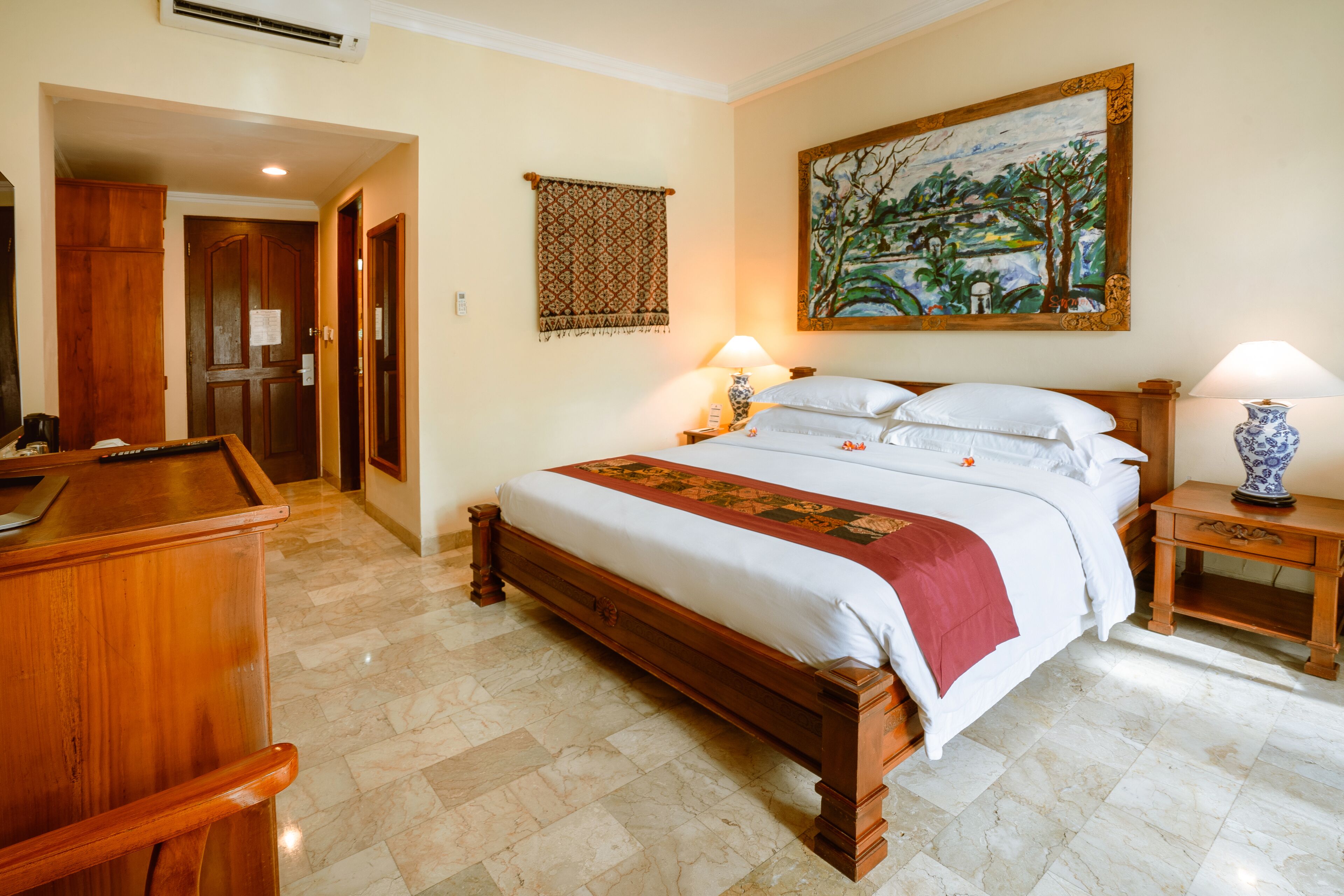 deluxe room | 1 bedroom, minibar, in-room safe, desk