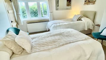 Habitación superior con 1 cama doble o 2 individuales, baño privado