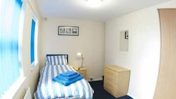 Quarto solteiro, banheiro compartilhado