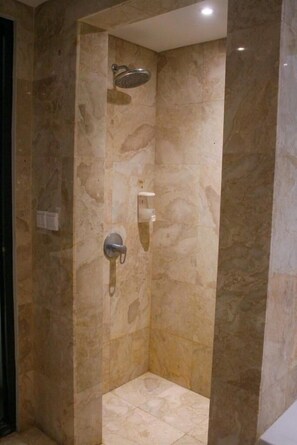 Junior Studio Suite, 1 King Bed, Pool View | Bathroom | Shower, rainfall showerhead, free toiletries, towels