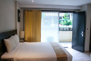 Junior Studio Suite, 1 King Bed, Pool View | In-room safe, desk, rollaway beds, free WiFi - Dekuta Hotel (Kuta)