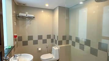 Shower, rainfall showerhead, free toiletries, towels