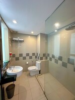 Shower, rainfall showerhead, free toiletries, towels