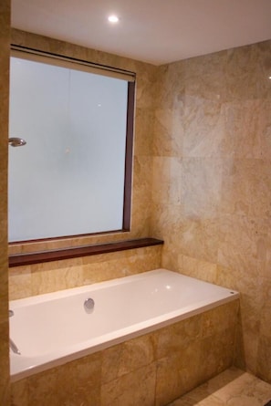Suite studio Junior, 1 très grand lit, vue sur la piscine | Salle de bain | Douche, douche cascade, articles de toilette (gratuits)