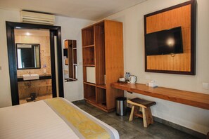 Deluxe Room with Pool Access | In-room safe, desk, rollaway beds, free WiFi - Dekuta Hotel (Kuta)
