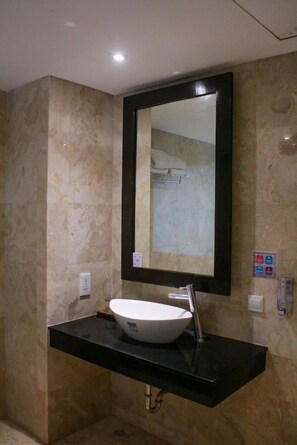 Junior Studio Suite, 1 King Bed, Pool View | Bathroom | Shower, rainfall showerhead, free toiletries, towels - Dekuta Hotel (Kuta)