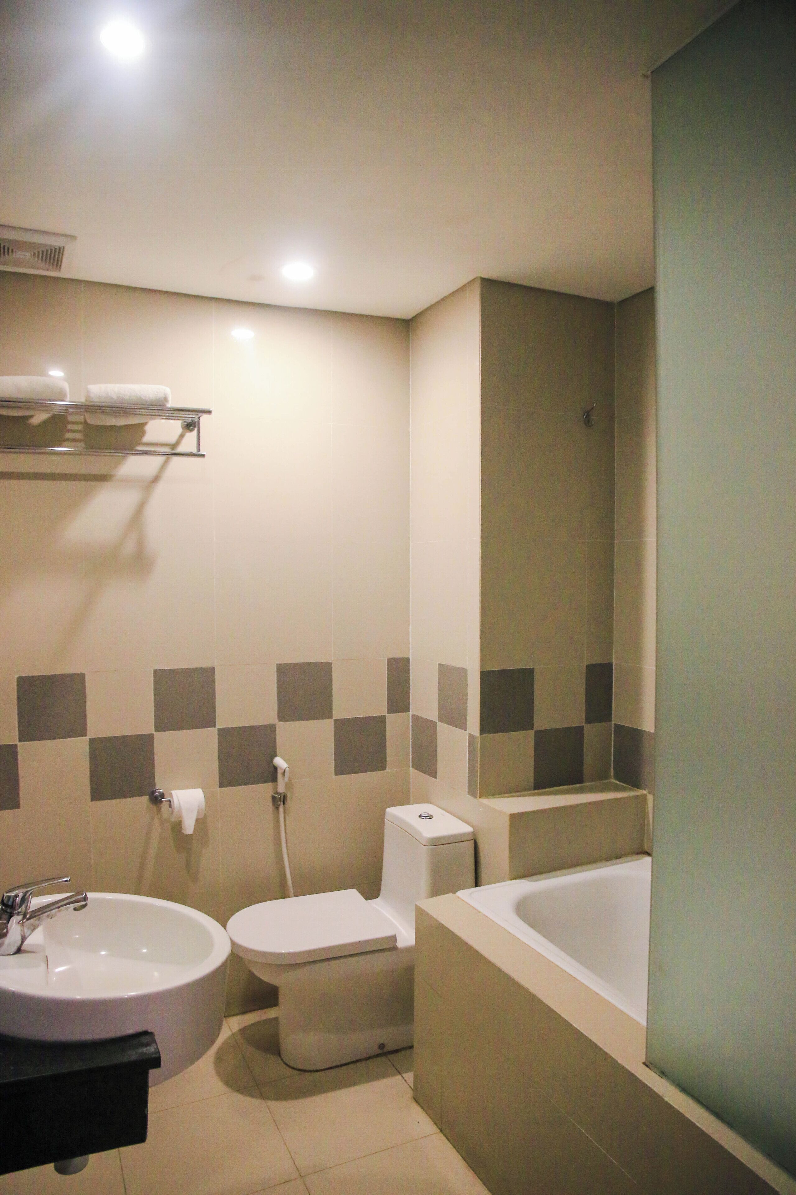 A bathroom with a sink, toilet, and bathtub.
