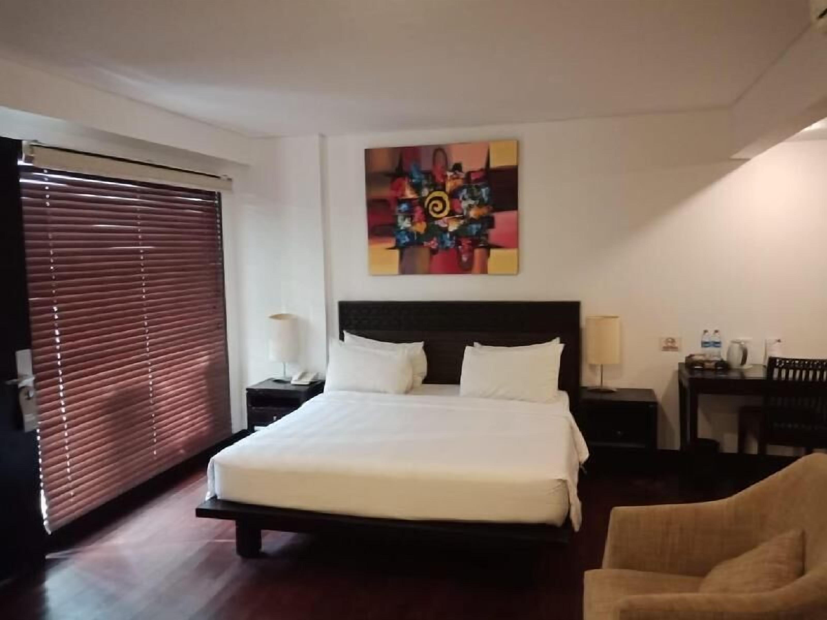 Safe på rommet, skrivebord og ekstrasenger (mot et tillegg)