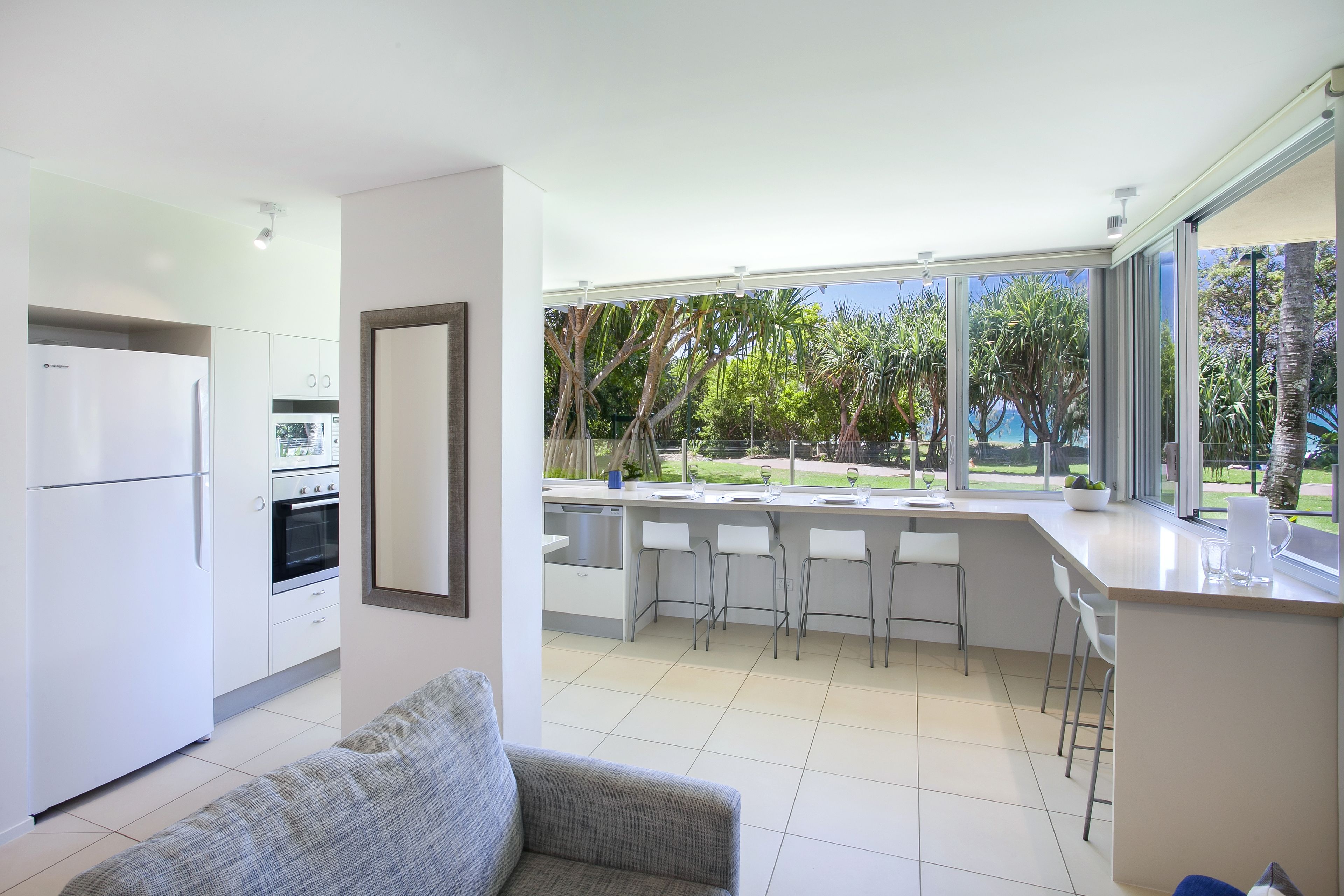 Apartamento Deluxe, 3 habitaciones, vistas a la playa, frente a la playa | Cocina privada | Frigorífico grande, microondas, placa de cocina y lavavajillas