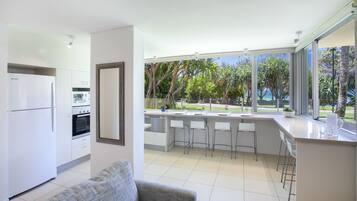 Apartamento Deluxe, 3 habitaciones, vistas a la playa, frente a la playa | Cocina privada | Frigorífico grande, microondas, placa de cocina y lavavajillas