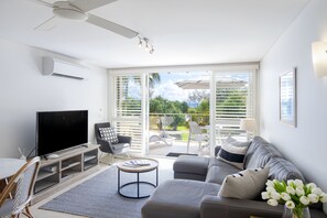 Apartamento, 1 habitación, vistas parciales al mar | Zona de estar | Televisión de pantalla plana de 50 pulgadas con canales por satélite