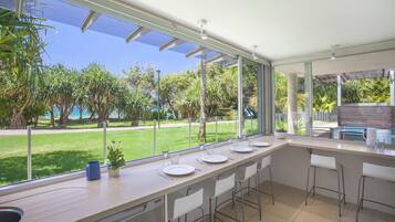 Apartamento Deluxe, 3 habitaciones, vistas a la playa, frente a la playa | Servicio de comidas en la habitación