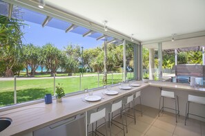 Apartamento Deluxe, 3 habitaciones, vistas a la playa, frente a la playa | Servicio de comidas en la habitación
