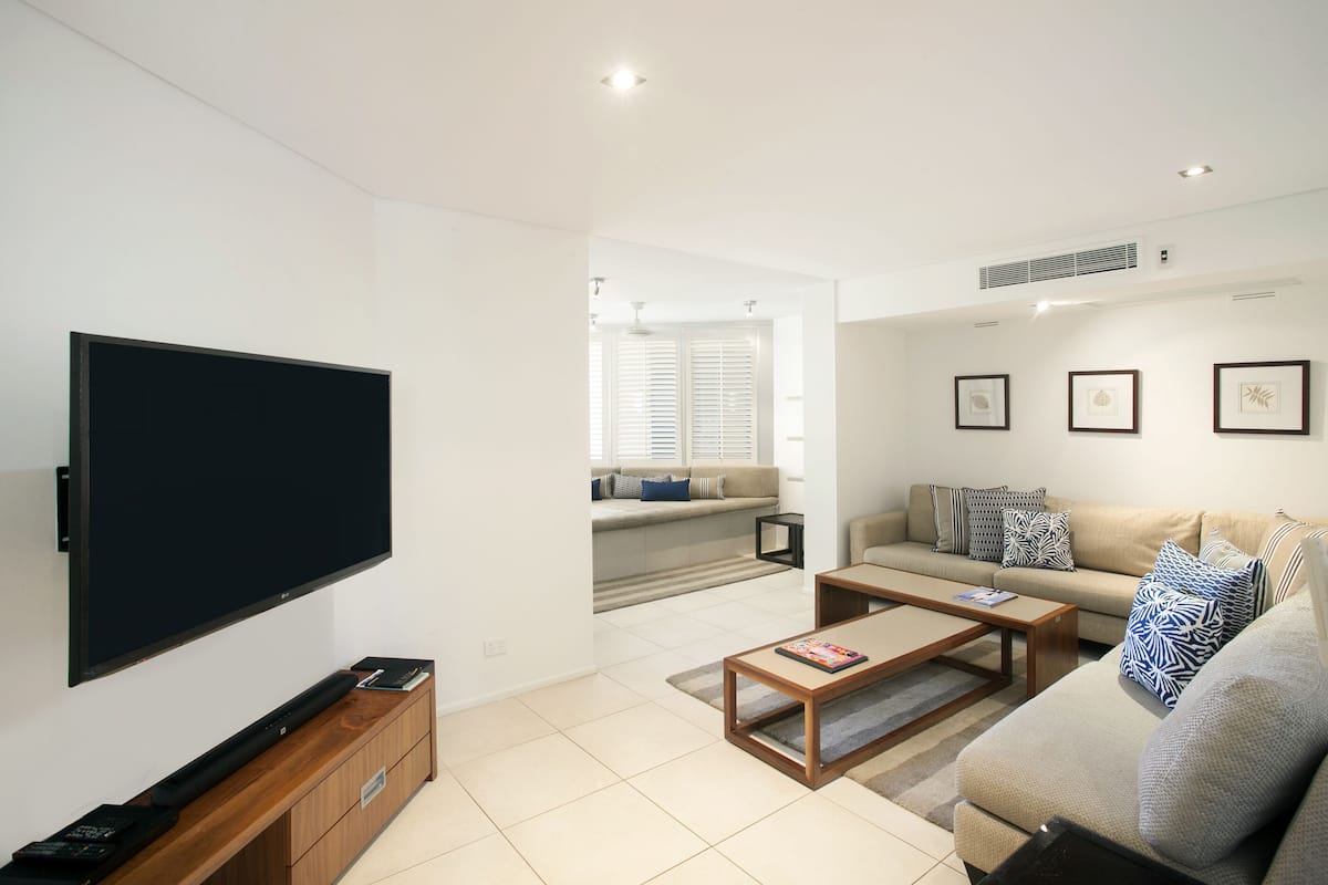 Een 50-inch flatscreentelevisie met satellietzenders en een televisie