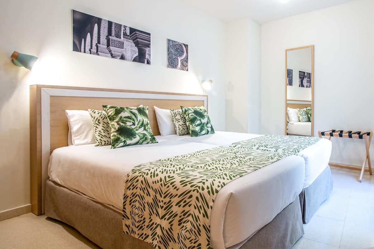 Apartamento estándar, 2 habitaciones | Decoración individual, escritorio, tabla de planchar con plancha