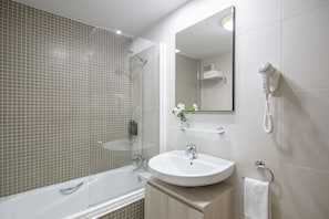 Secadora de cabello, bidet, toallas, jabón
