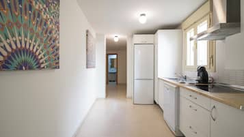 Apartamento standard, 2 quartos | Cozinha privada | Geladeira, micro-ondas, cooktop, lava-louças