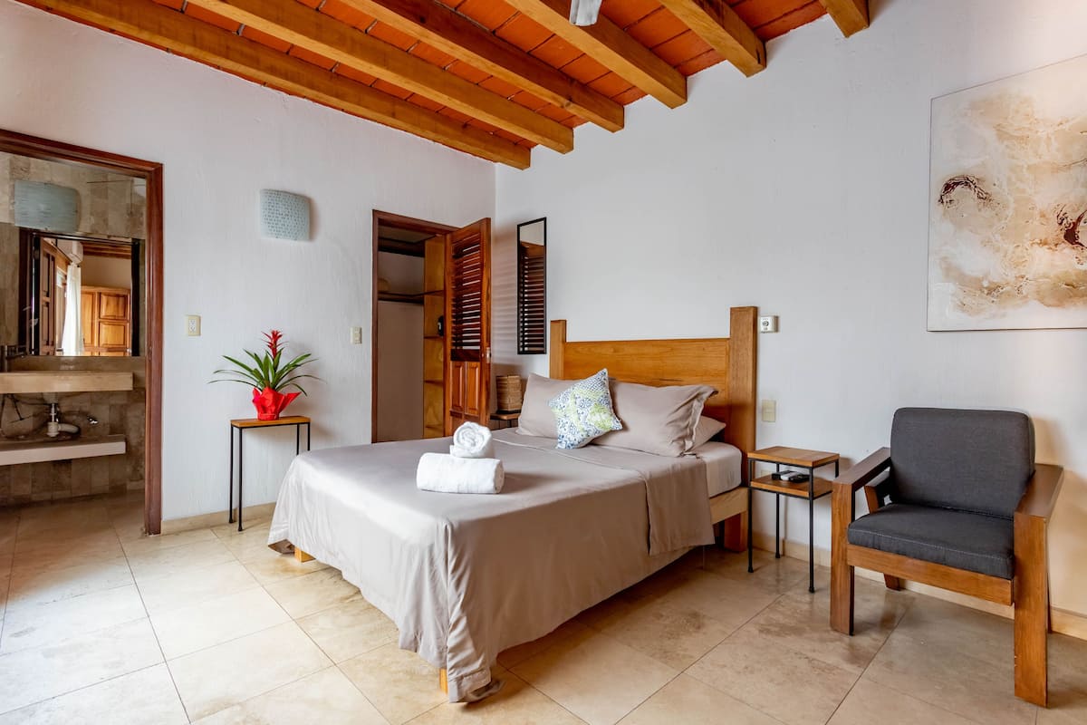 Basic Suite, 1 Queen Bed, Kitchen