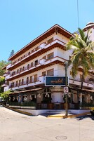 Un edificio de varios pisos con un letrero que dice "michel" en la planta baja.