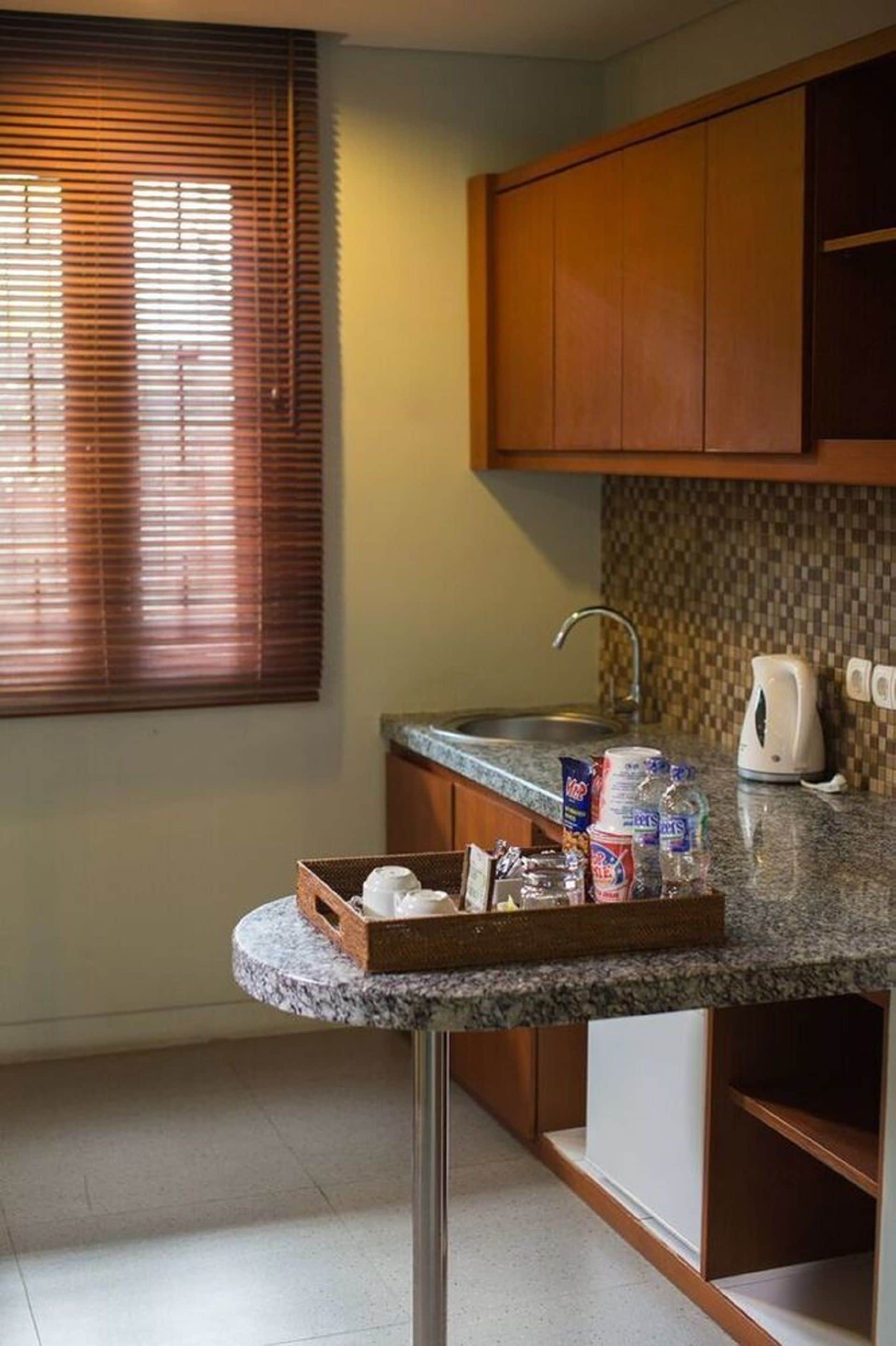 suite | private kitchen | coffee/tea maker, electric kettle