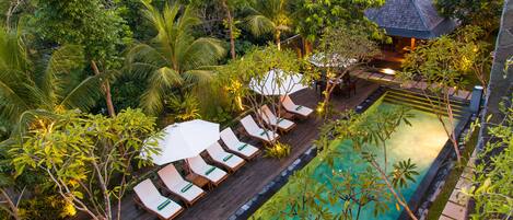 Außenpool, Sonnenschirme, Liegestühle