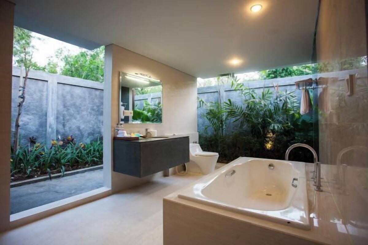 Bagno | Asciugacapelli, accappatoio, pantofole, bidet