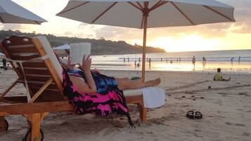 Playa en los alrededores y playa de arena blanca